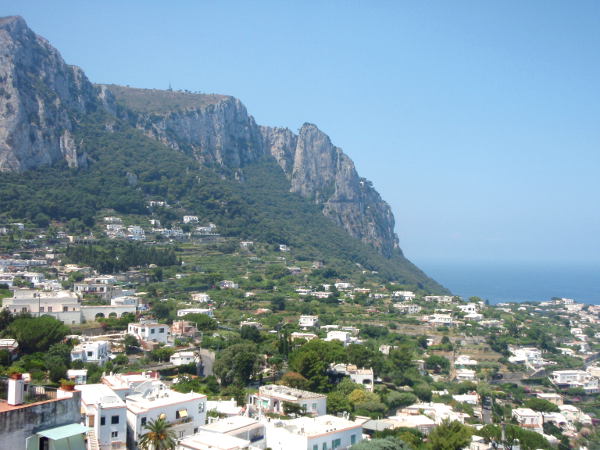 Näkymä Caprin kylästä Grand Marinan suuntaan. 