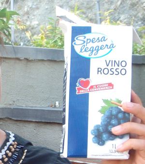 Italiasta löysimme litrahinnaltaan alle euron maksavaa punaviiniä. 