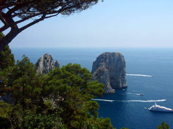 Merestä kohoavat Faraglionit lähempää kuvattuna. 