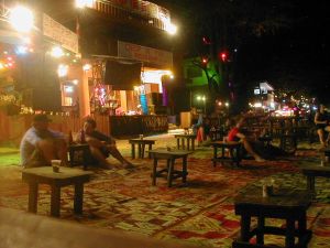 Haad Rinin rantaravintoloilla on mattoja hiekan päällä. 