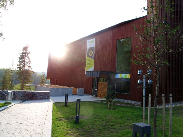 Haltian luontokeskus Nuuksiossa mainostaa itseään ensimmäisenä kokonaan puusta rakennettuna julkisena rakennuksena. Parakkimaisuus ei kuitenkaan miellyttänyt minun silmääni. 
