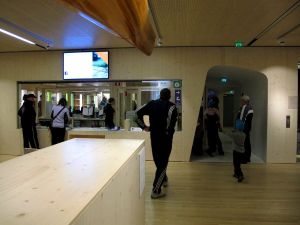 Haltian aulasta sai kartan, jossa oli lähistön polut ja miten päästä kansallispuistoon. Vieressä oli kauppa, jossa oli maksullisia, ja mielestäni kohtuuttoman kalliita, Suomen kansallispuistojen karttoja. 