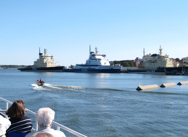 Jäänsärkijät Katajanokan rannassa. 