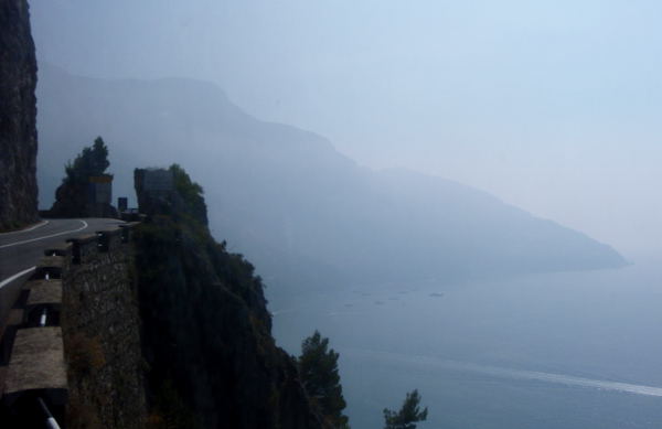 Tie kulki ahtaasti Amalfin jyrkillä kallioilla.