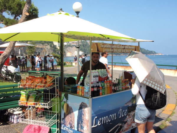 Kioski Sorrenton satamassa. 