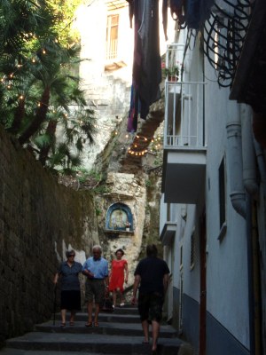 Kuja Sorrentossa matkalla rannan eteläpäästä keskustaan. 