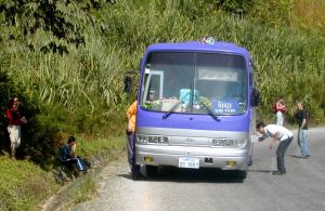 Laosissa reittibussista Luang Prabangista Vang Viengiin loppui bensa kesken matkan.