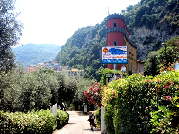 Amalfin suuntaan menevän autotien ja leirintäalueelle menevän tien välissä oli tosi kapea talo. 