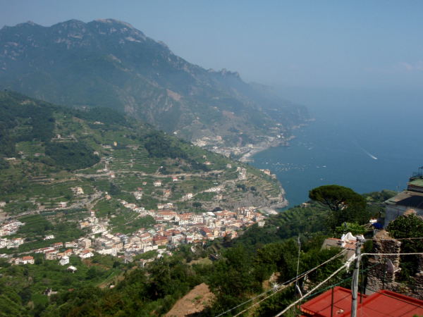 Näkymä Ravellosta alas Maiorin rannalle.