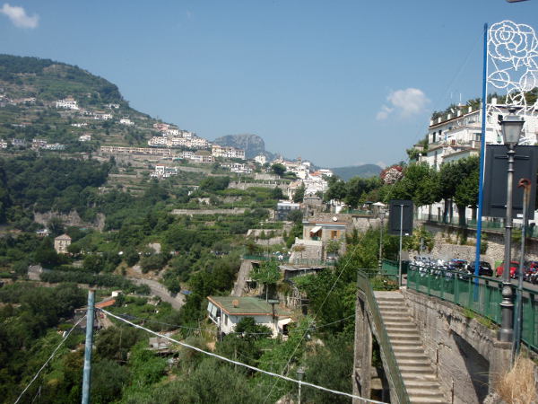 Ravellon bussipysäkin lähteltä kuvattu maisema.