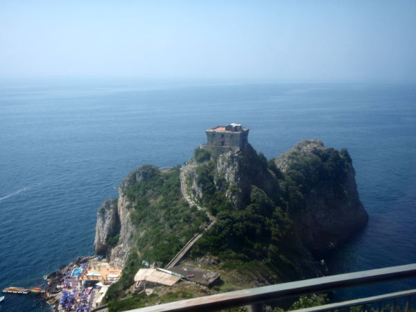 Niemi Amalfilla lähellä Emerald-luolaa, jonne olisi päässyt rannalta käsin. Sijaitsee jossain Amalfin ja Positanon välillä.