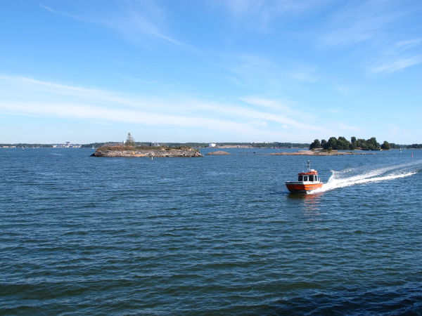 Liikennettä Helsingin saaristossa. 