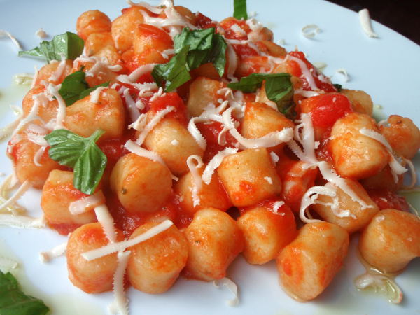 Sorrentosta löytyi kasvisravintola Mondo Bio Cafe, jossa tilasin perunagnoccheja. Se sijaitsi aika keskustassa ja sen yhteydessä oli ekopuoti monenmoisine kasvisruokineen. 