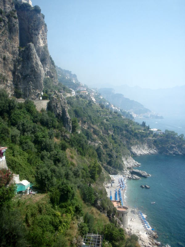 Amalfin rannikko on suurta ja jyrkkää. Tässä näkymä Positanon ja Amalfin väliltä.