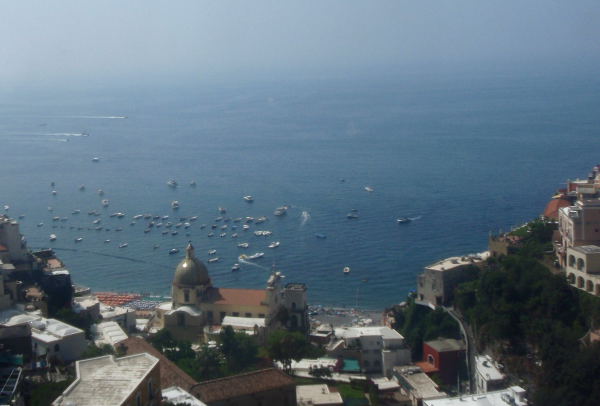 Positanon ranta ja kujat jäivät meiltä näkemättä, bussi kulki kallioilla kylän yläpuolella.