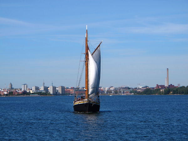 Purjevene Helsingin edustalla. 