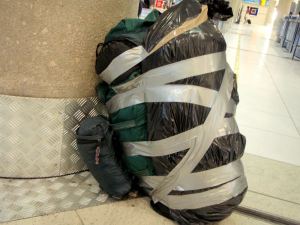 Halusimme maksaa Air Balticilla vain yhdestä ruumaan menevästä laukusta (20 euron lisämaksu suuntaansa). Siispä teippasimme jätesäkkiin pakatun teltan rinkkani jatkeeksi. 