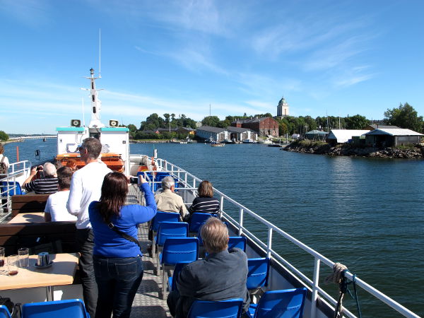 Helsingin saaristoristeily lähestyy Suomenlinnaa. 