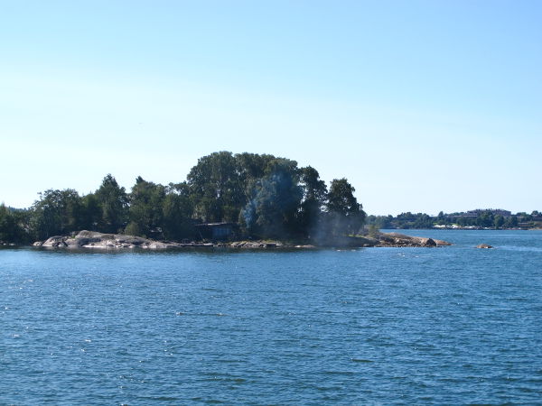 Saunasaaressa oli savusta päätelleen kiuas lämpimänä. 