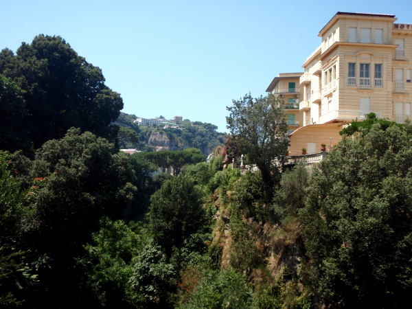 Sorrenton keskustan kanjoni oli rehevä ja sieltä huokui kostea ja viileämpi ilma. 