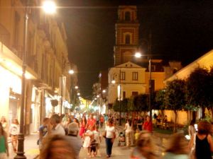 Sorrenton pääkatu oli todellinen kokoontumispaikka iltaisin. Nettikahviloita ei ollut junalippujen tulostamista varten. 