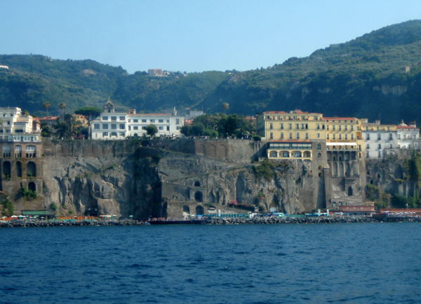 Sorrenton jylhä ranta mereltä katsottuna. 