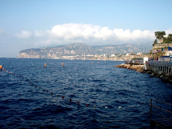 Sorrento alkoi pohjoisessa kuvassa näkyvästä niemestä ja päättyi samanlaiseen niemeen etelässä. 