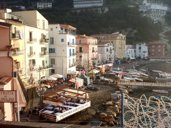 Leirintäalueemme alapuolella sijaitsi pieni ranta, jota erotti pieni niemeke keskustan rannoista. Keskustassa rantakaistale on kapea ja loppuu äkkijyrkkään kallioon, mutta tuolla rannalle mahtui talojakin ennenkuin mäki lähti nousemaan. 