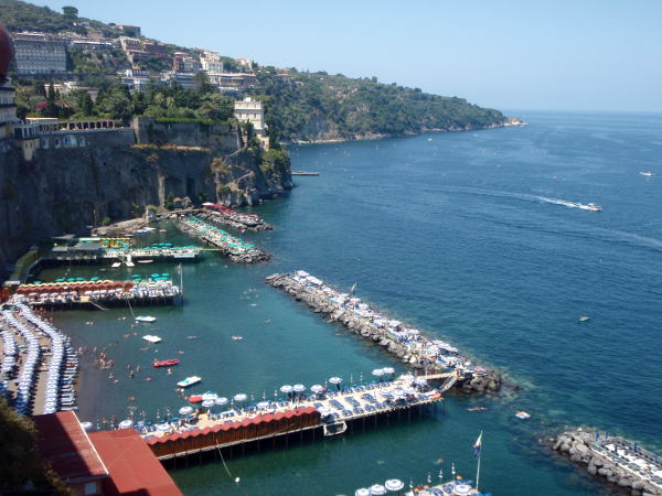 Sorrenton laitureita ja etelässä rannan päättävä niemi. 