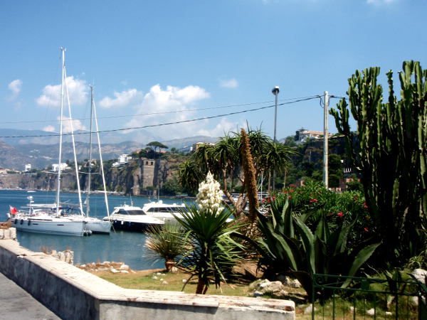Sorrentoon satamarantaa. 