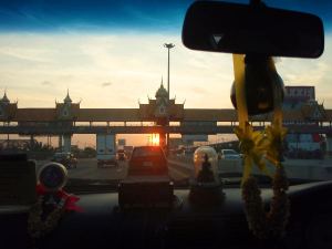 Bangkokin takseissa on tyypillisesti kaikenlaisia onnea tuottavia härpäkkeitä kojelaudalla.