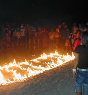 Yleisöä ja tulikuja. 