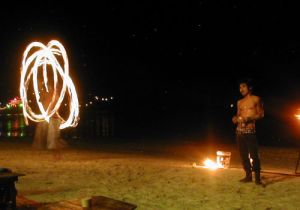 Tulishow oli muidenkin kuin full moon party -iltojen ohjelmistoa Haad Rinissa. 