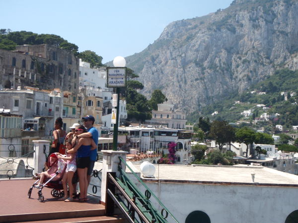 Turisteja poseeraamassa Caprin kylässä. Tuossa on myös opaste kohti Anacaprin kylää, joten sinnekin olisi voinut kävellä, ehkä nopeammin kuin mitä meillä meni aikaa epäonnisesti odottaa bussia sinne. 