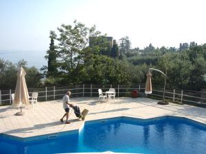 Albero D´Oro -leirintäalueen uima-allas sijaitsi komeasti korkealla. 