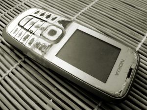 Kännykkä voi olla tällainen, kun uusi tekniikka ei kiehdo ja sniidu käyttää kapistukset loppuun asti.