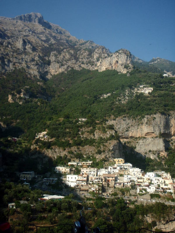 Amalfin rannikon näkymät sai kunnolla ikuistettua vain ottamalla pystykuvia.