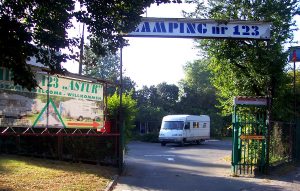 Varsovassa leirintäalueelta pääsi bussilla keskustaan.