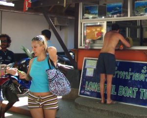 Tässä Thaimaan Ao Nangista otetussa kuvassa ollaan onneksi ihan rannan tuntumassa. Muualla turistien, miesten eikä naisten pidä kohteliasuuden vuoksi pukeutua näin. Naiset saavat kyllä onneksi olla Thaimaassa rauhassa vaikka olisivat miten pukeutuneita. 