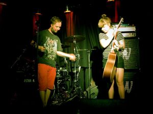 Artistit Tonikettinen ja Hulda Huima virittelemässä kamoja lavalla Grazissa. 