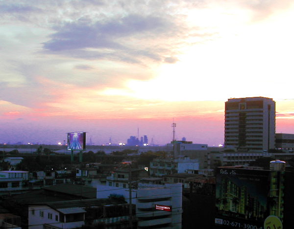 Bangkokin kattoja iltahämärässä.