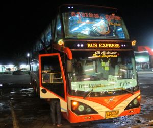 Bussit vievät Thaimaassa junaa edullisemmin. 