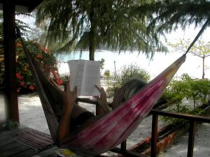 Riippumattolöhöilyäkin haluan jonkun verran harrastaa. Ei puolta vuotta jaksa ravata, vaan kuten Suomessakin, tarvitsen päiviä jolloin en tee mitään. 