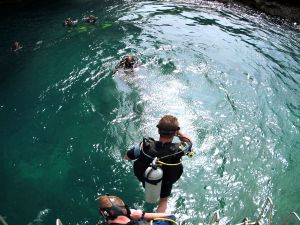 Sukeltamaankin täytyy päästä, mutta sen huvin määrää joudumme rajoittamaan, jos mielimme oleilla mahdollisimman pitkiä aikoja Thaimaassa olemattomilla tuloilla. 