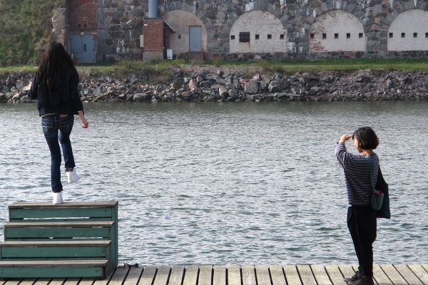 Kuvasin japanilaiset turistit Suomenlinnassa. 