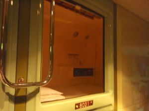 Kapselin aukko, joka suljettiin ylhäältä vedettävällä rullaverholla. 