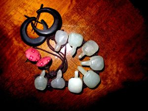 Joku saattaa tehdä koruharrastuksesta uuden elämän. Niitä voi ostaa halvoista maista halvalla ja myydä muualle. Tai kantaa niitä rinkassaan ja myydä turisteille, kuten eräs esimerkki Elämäni nomadina -kirjassa. 