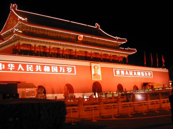 Mao-taulu Taivaallise rauhan aukiolla Kielletyn kaupungin edustalla iltavalaistuksessa. 