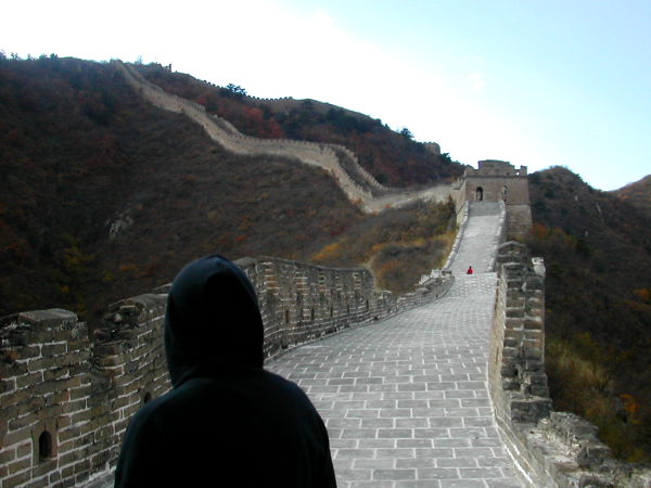 Kuvassa näkyvän rakennuksen jälkeen muuri jatkui vähemmän kunnostettuna. Kasvillisuus on vallannut tiilten välit. 