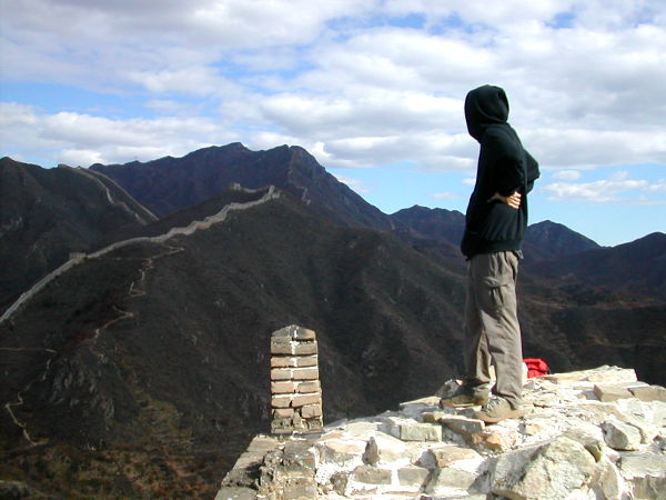Pekingin tienoilla oli hupparikelit lokakuun lopussa. Muurilla ei käynyt paha viima. Sinistä taivasta näkyi, toisin kuin Pekingissä. 